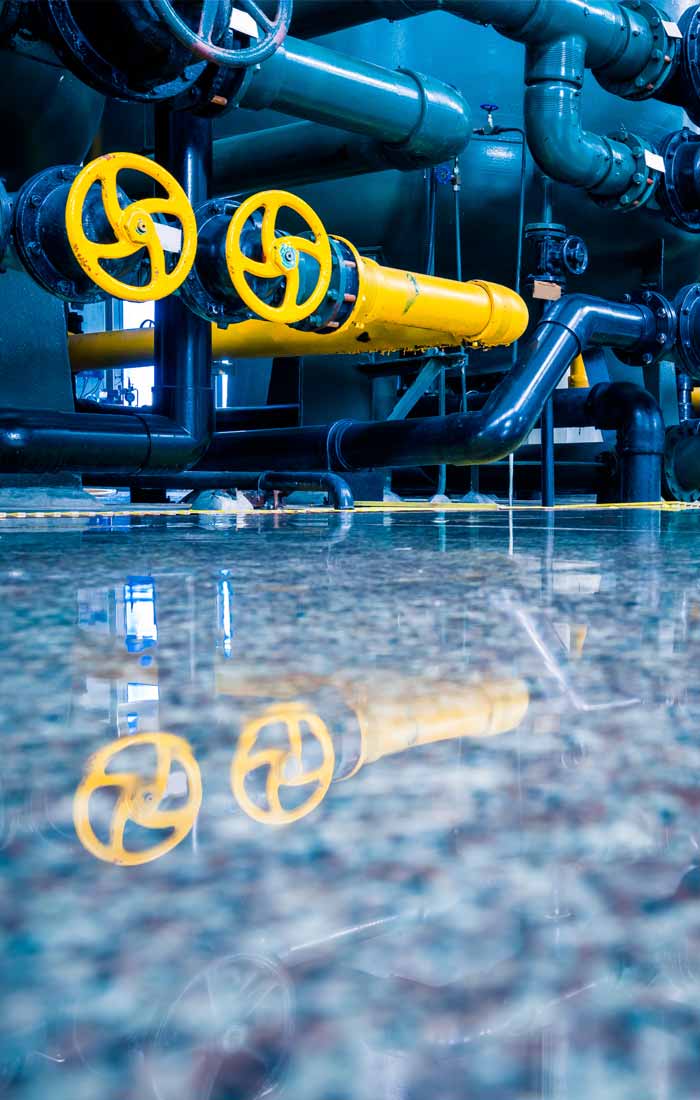 Red de tuberías y fluidos en una instalación industrial