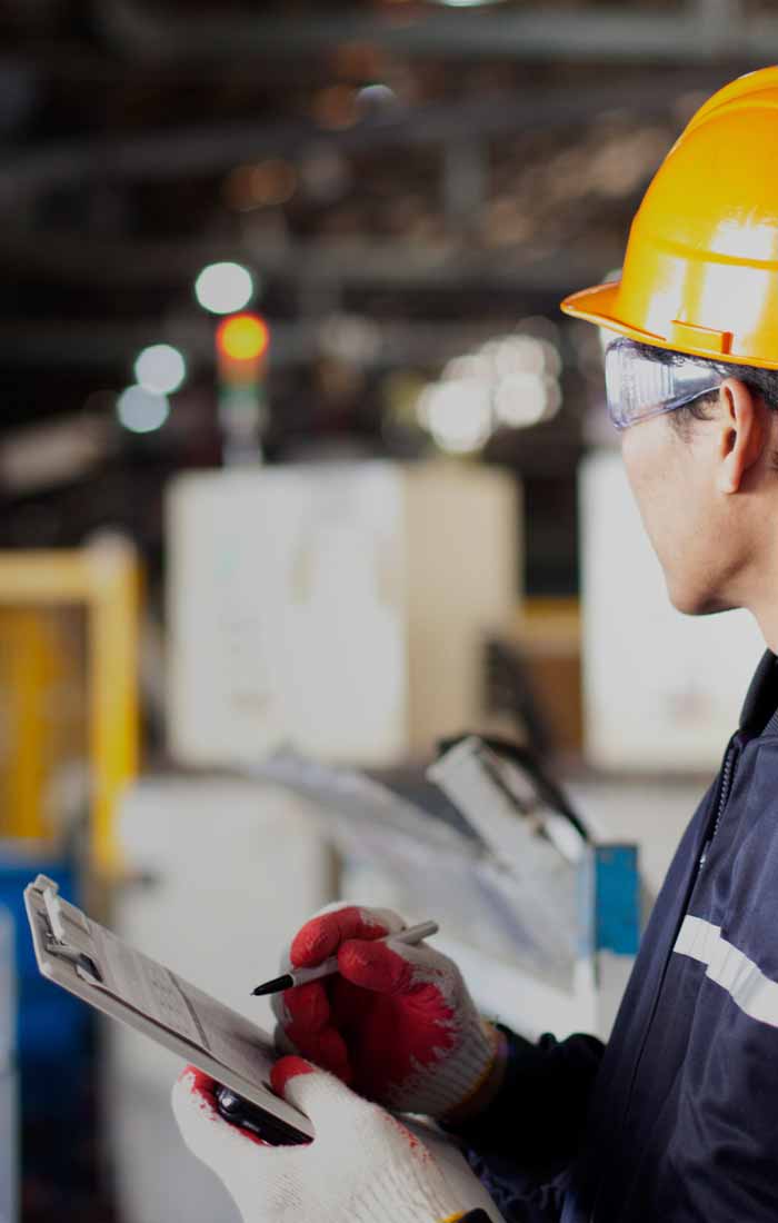 Técnico de TermoWatt realizando mantenimiento en una instalación industrial