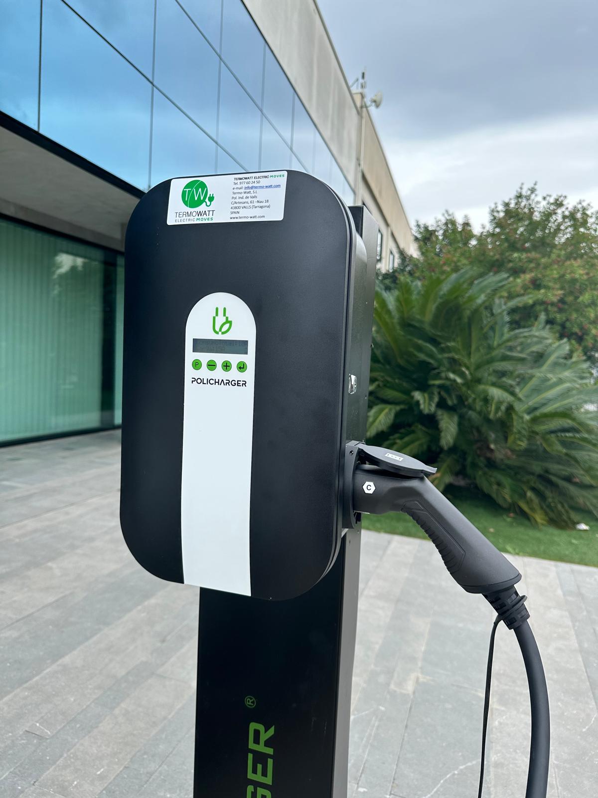 Punto de recarga de TermoWatt en un entorno de empresa
